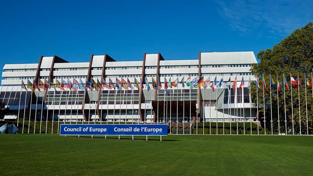 Το Συμβούλιο της Ευρώπης καλεί τα κράτη να απαγορεύσουν τις επαναπροωθήσεις στα σύνορα
