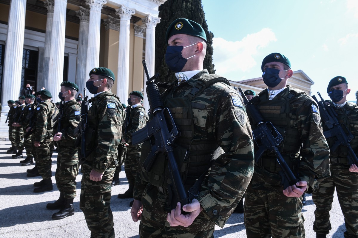 Παρελάσεις με μάσκα και αποστάσεις