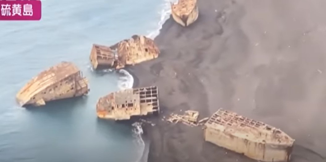 Ναυάγια πολεμικών πλοίων από τον Β’ ΠΠ «βγήκαν» στη στεριά λόγω του ηφαιστείου Σουριμπάτσι [Βίντεο]