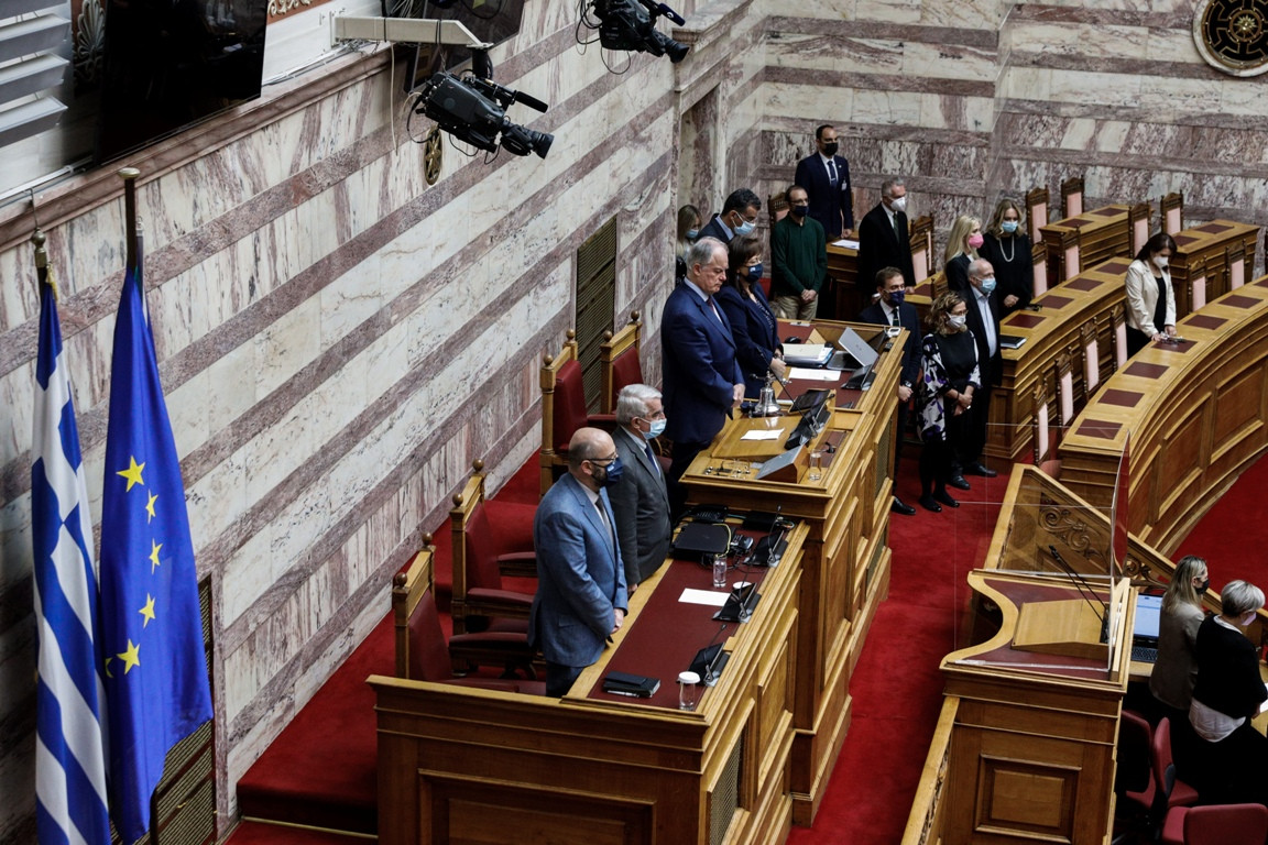 Η Βουλή των Ελλήνων αποχαιρετά τη Φώφη Γεννηματά – Αναστέλλονται όλες οι εργασίες (Βίντεο