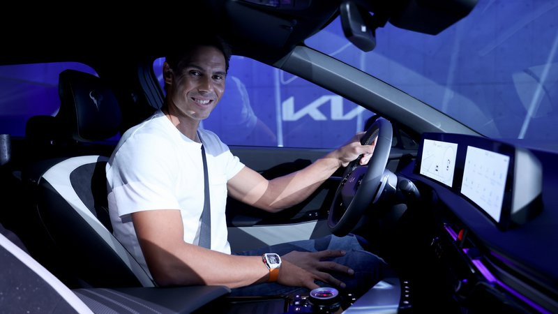 Ο Rafael Nadal κυκλοφορεί με ένα νέο ηλεκτρικό Kia EV6