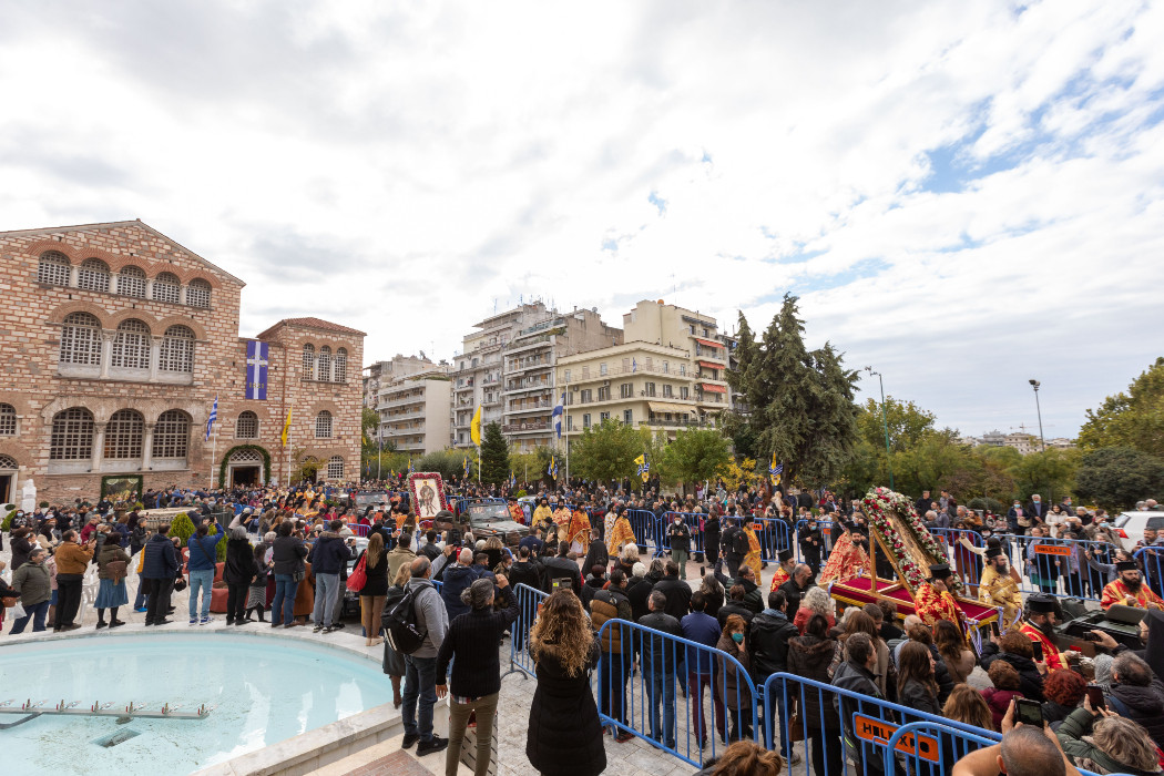 Θεσσαλονίκη: Προβληματισμός για τις εικόνες συνωστισμού για τον Άγιο Δημήτριο εν μέσω έξαρσης της πανδημίας [Βίντεο]
