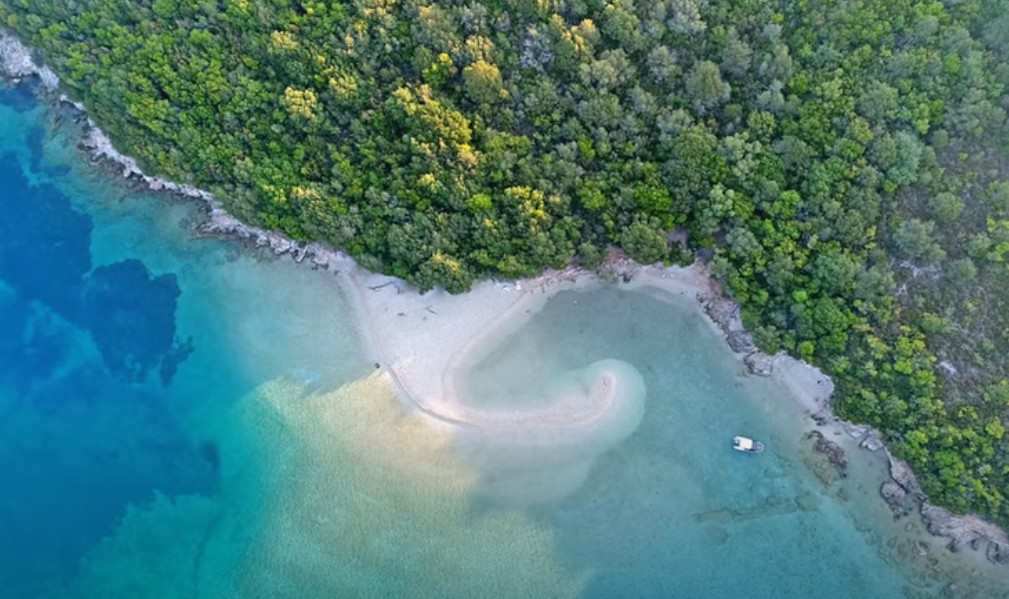 Διαπόρι: Η παραλία με το παράξενο σχήμα, όπου μπορείς να «επιλέξεις» τη θερμοκρασία του νερού [ΒΙΝΤΕΟ]