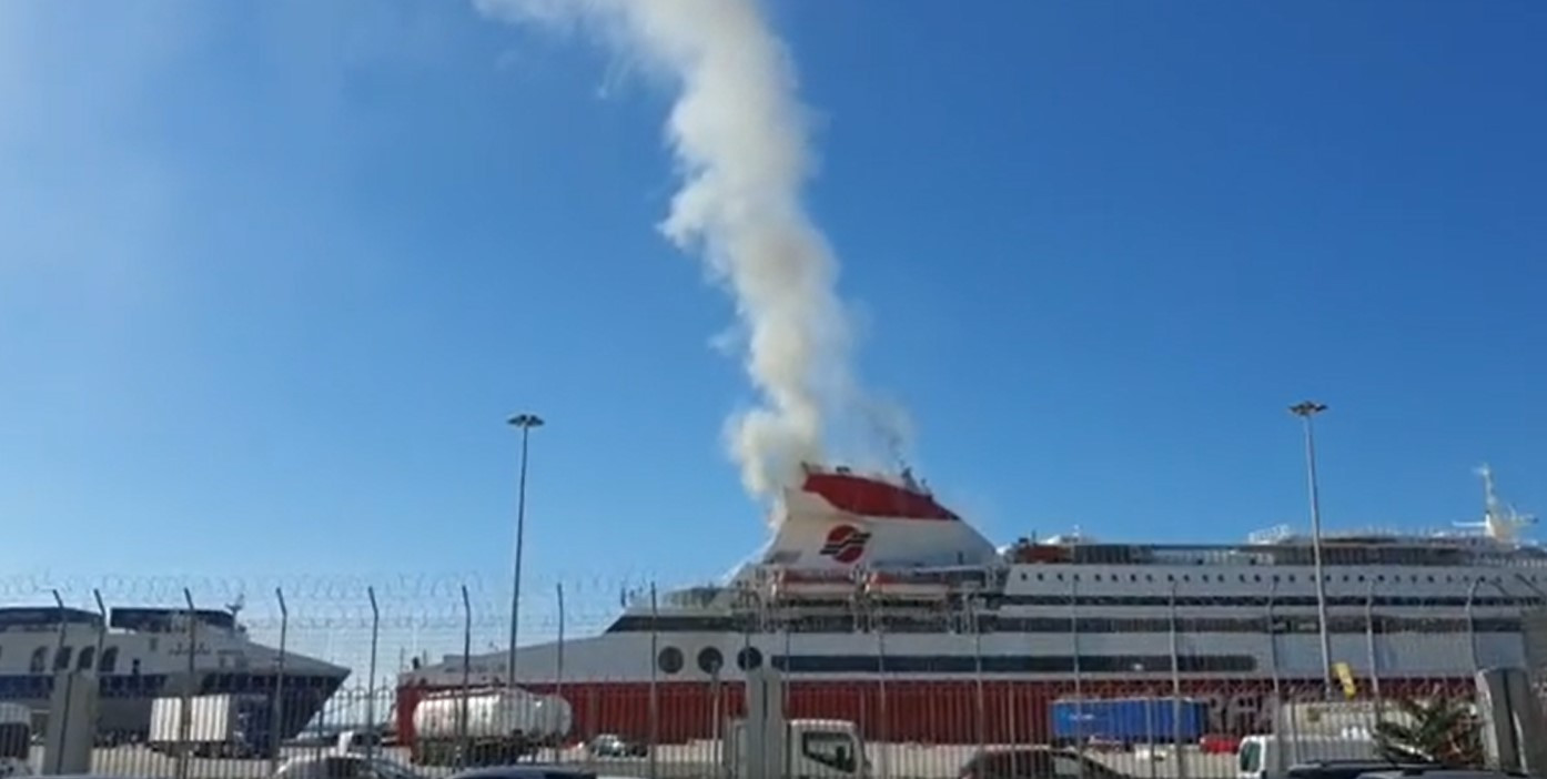 Φωτιά σε πλοίο στο λιμάνι της Πάτρας [Βίντεο]