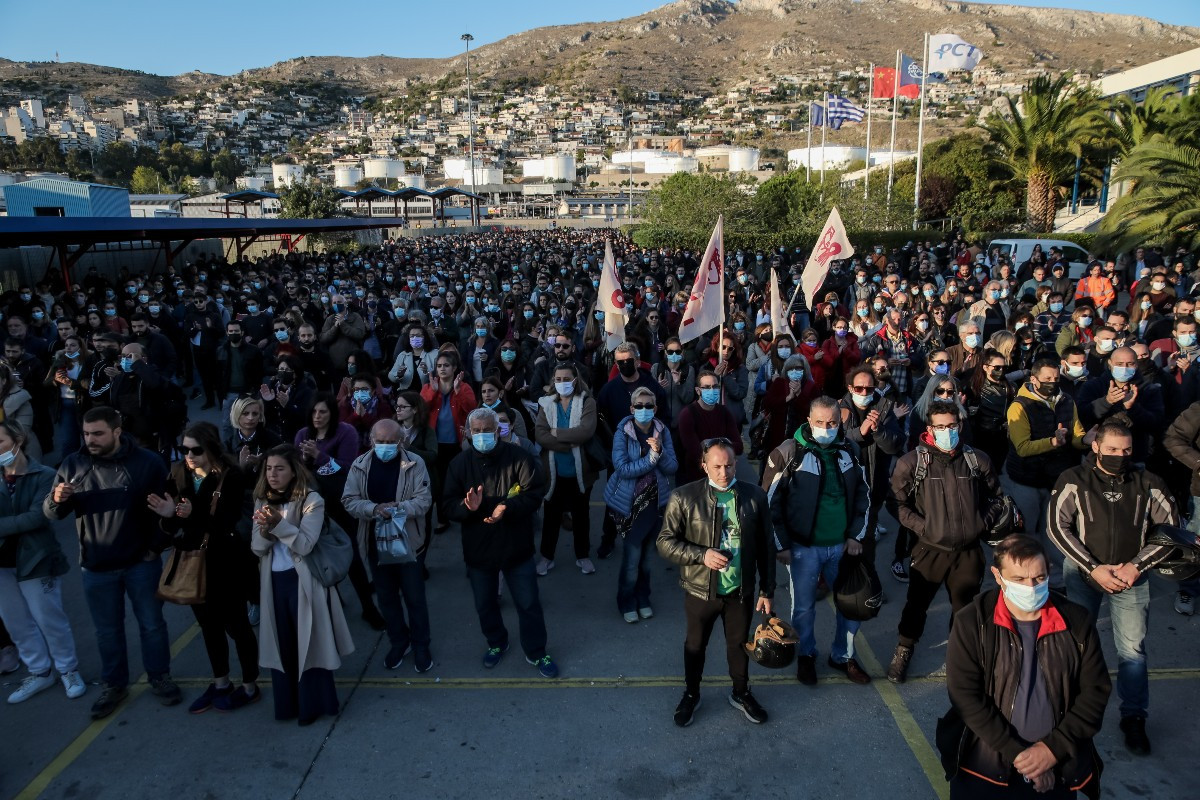 Συγκέντρωση στο λιμάνι του Πειραιά για τον νεκρό εργάτη της COSCO – Συνεχίζεται η απεργία των λιμενεργατών