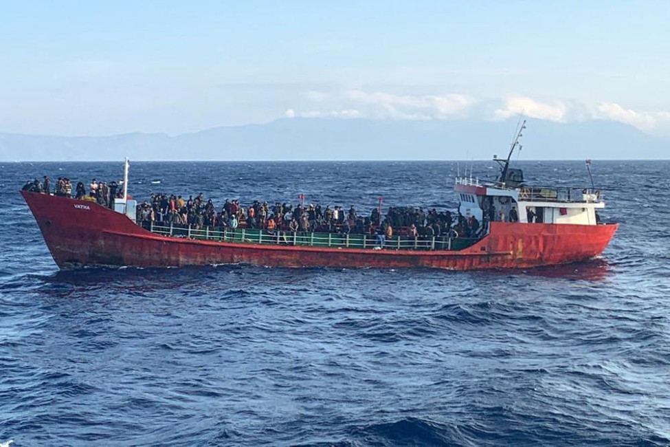 Κρήτη: Θρίλερ με ακυβέρνητο πλοίο με 400 μετανάστες – Καταγγελία για pushback