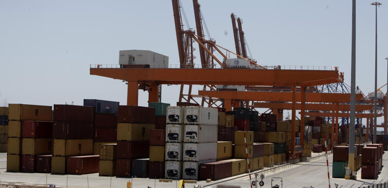 Cosco: Συνεχίζεται η απεργία των εργαζομένων στο λιμάνι του Πειραιά
