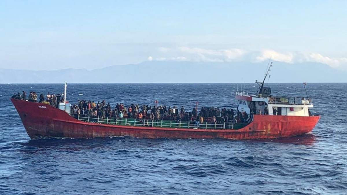 Στο ΚΥΤ της Κω μεταφέρθηκαν οι 375 πρόσφυγες επιβαίνοντες σε πλοίο που εξέπεμψε SOS