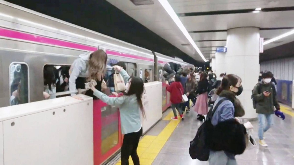 Τόκιο: Επίθεση με μαχαίρι και εύφλεκτο υγρό σε τρένο – Ντυμένος Τζόκερ ο δράστης