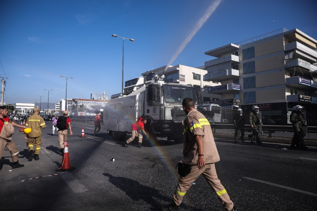 Τραυματίας φωτορεπόρτερ από την Αύρα στα επεισόδια στην πορεία των πυροσβεστών