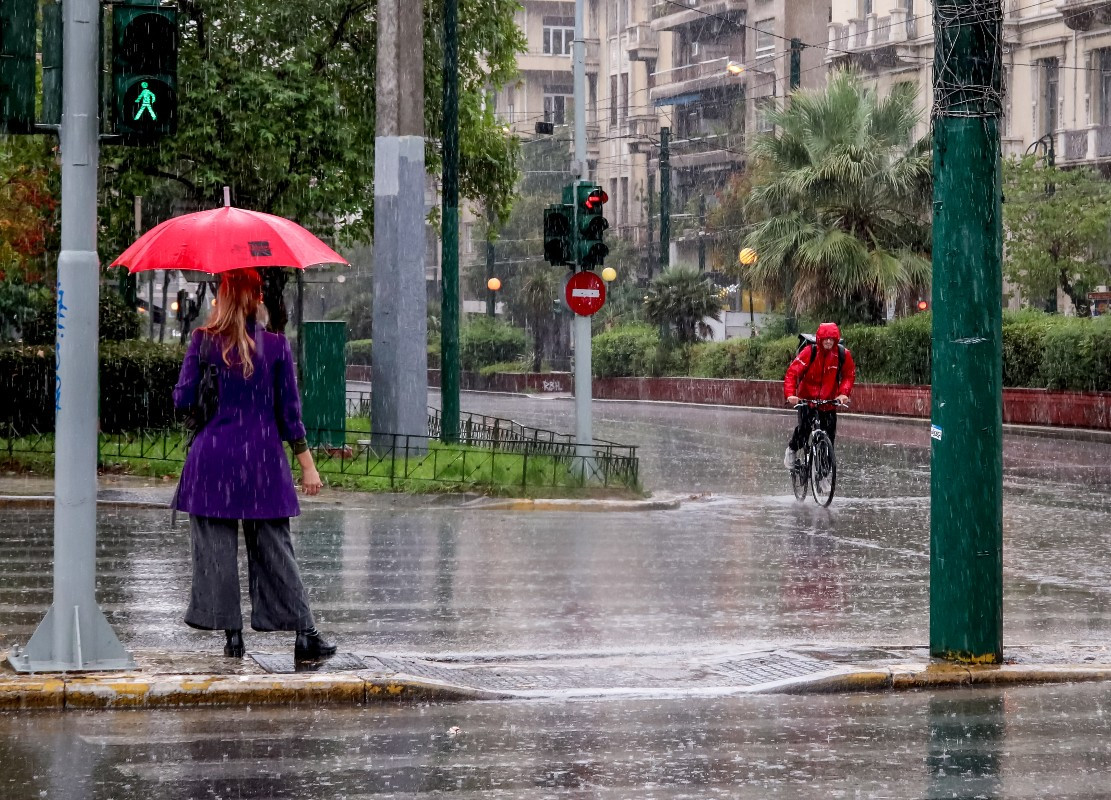 Καιρός: Νεφώσεις και τοπικές βροχές τη Δευτέρα – Μικρή πτώση της θερμοκρασίας