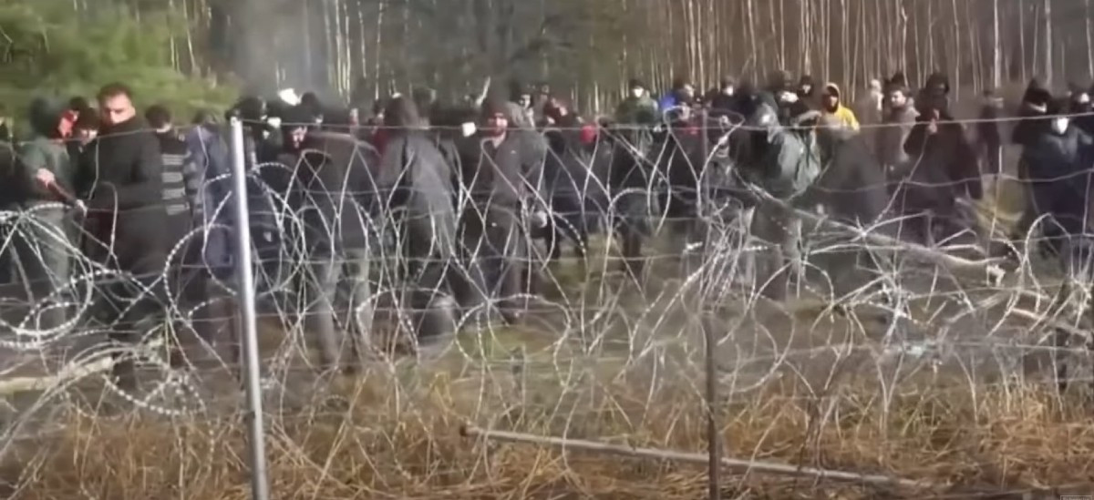 Περίπου 3.000 με 4.000 μετανάστες βρίσκονται στα σύνορα Πολωνίας – Λευκορωσίας – Διπλωματική ένταση
