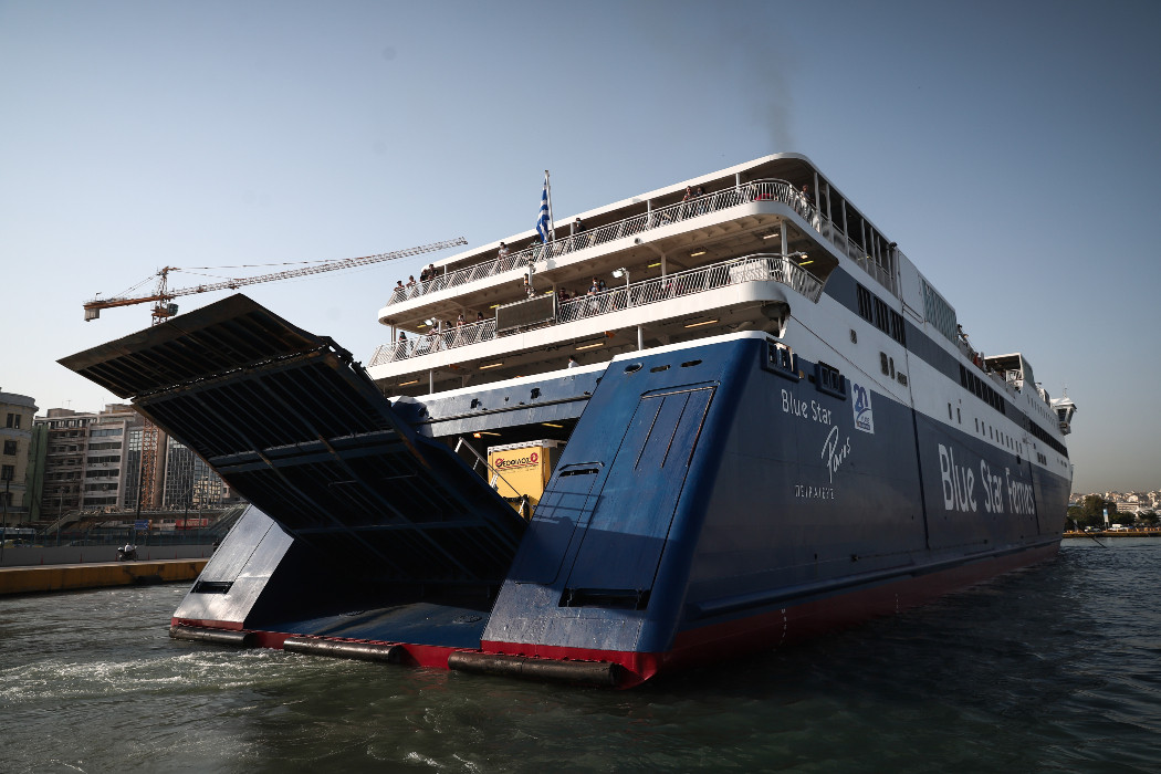 Πρόσκρουση πλοίου με 299 επιβάτες στο λιμάνι της Χίου