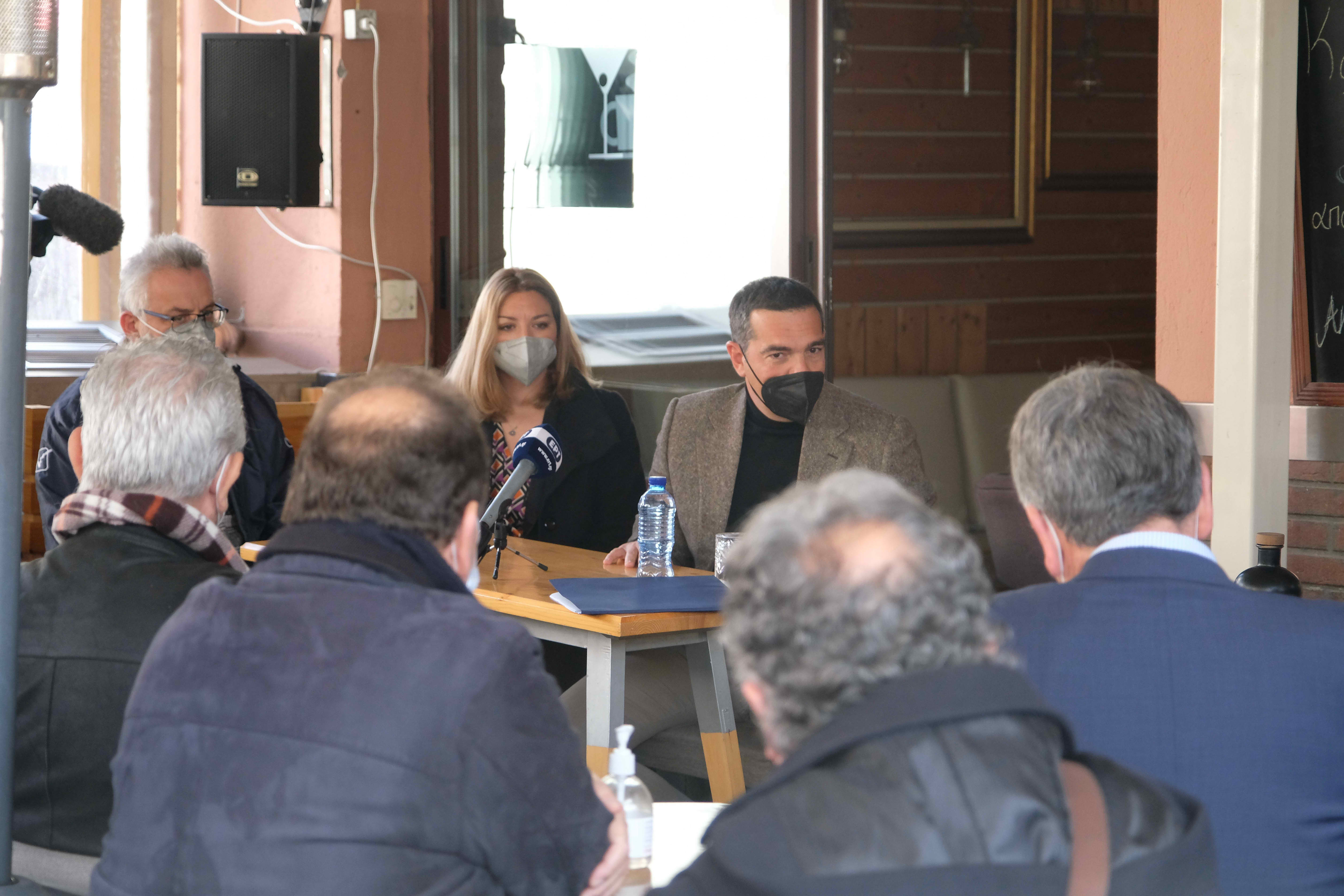 Συνάντηση Τσίπρα με αγρότες στη Θράκη: «Με ψέματα και κοροϊδίες δεν αντιμετωπίζεται η ακρίβεια»