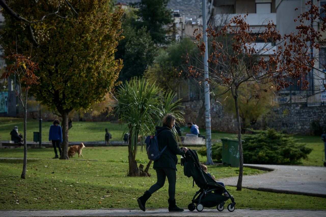 Στο παρά ‘1, ένα ακόμα χτύπημα από την κυβέρνηση στις γυναίκες – μητέρες