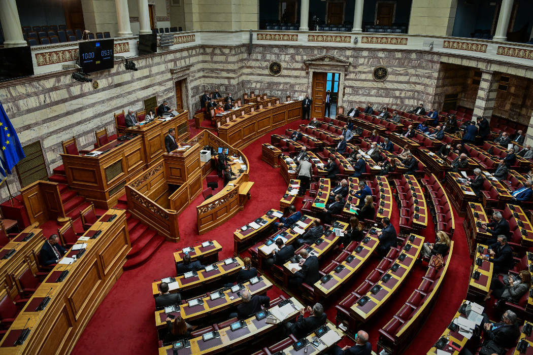 Σκληρή σύγκρουση στη Βουλή για τις «λίστες Πέτσα» και τις δημοσκοπήσεις  [Live]