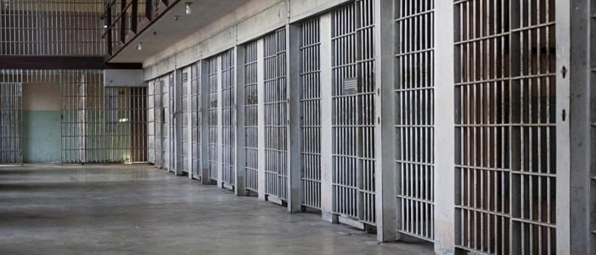 Εξέγερση ανήλικων κρατουμένων στην Κόρινθο – Δυνάμεις των ΜΑΤ σε επιφυλακή