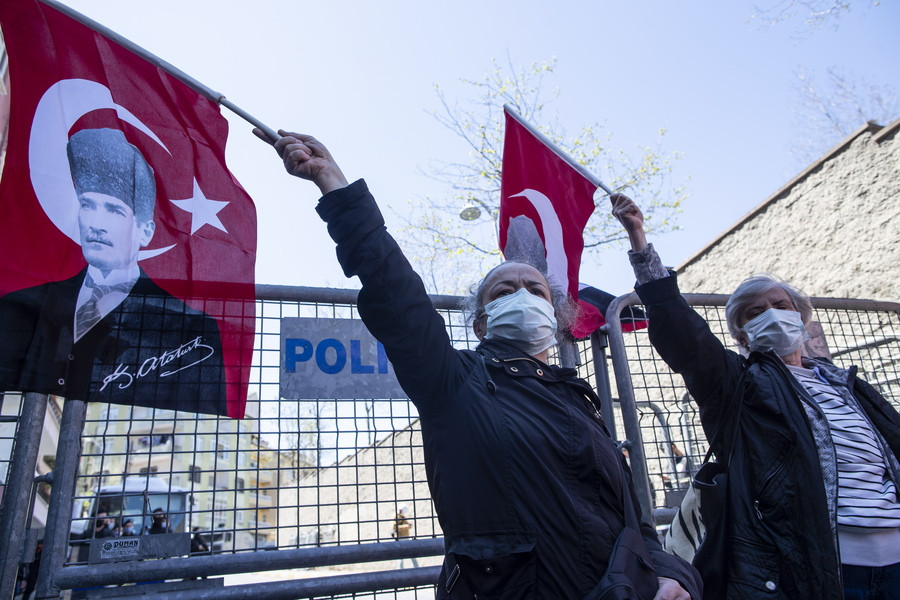 Τουρκία: Ποιοι θέλουν να «εξαφανίσουν» τον Κεμάλ;