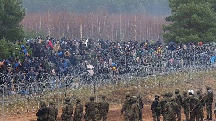 Πολωνία: Δεκάδες μετανάστες πέρασαν τα σύνορα – Λύση μέσω ΝΑΤΟ ζητά ο πρωθυπουργός