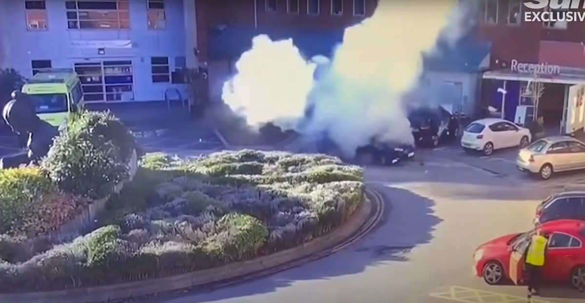 Λίβερπουλ: Η στιγμή που εκρήγνυται το ταξί από τον βομβιστή αυτοκτονίας [Βίντεο]