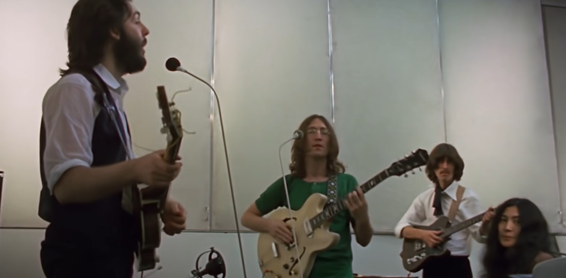 Σπάνιο ντοκουμέντο για τους Beatles: Οι τέσσερις θρύλοι «κεντάνε» και αυτοσχεδιάζουν μέσα στο στούντιο [Βίντεο]