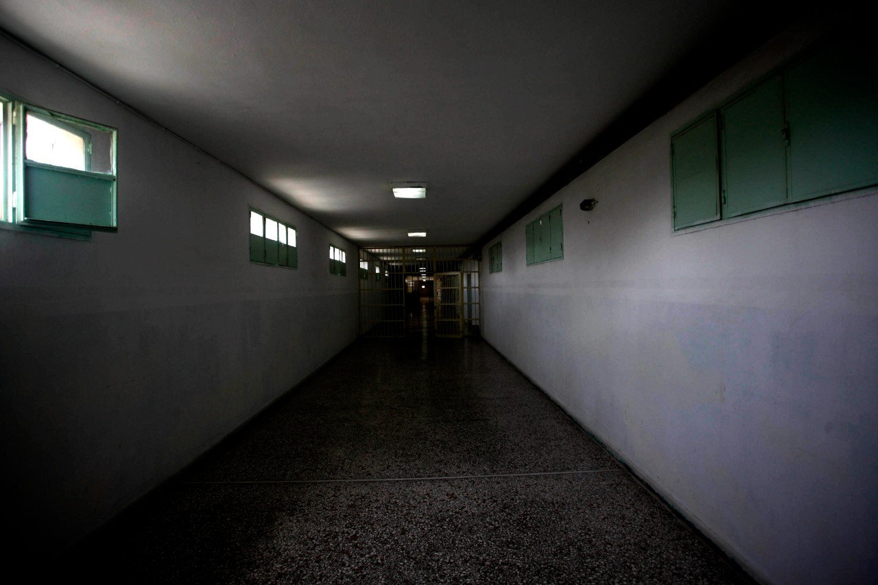 Καταγγελία: «Αλωνίζει» η πανδημία στις φυλακές – Στο «Παίδων» δίχρονο παιδί που μεγαλώνει με την κρατούμενη μητέρα του