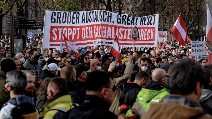 Χιλιάδες διαδηλωτές στη Βιέννη κατά του νέου λοκντάουν και του υποχρεωτικού εμβολιασμού