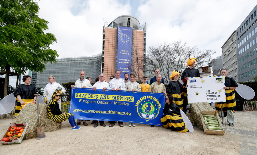 Η ΕΕ εξάγει χιλιάδες τόνους απαγορευμένων «μελισσοκτόνων» φυτοφαρμάκων