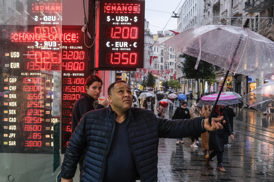Σε βαθιά κρίση η Τουρκία μετά τη νέα κατάρρευση της λίρας