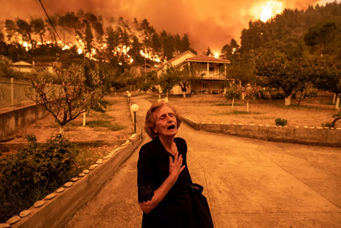 TIME: Η φωτογραφία που δείχνει την απελπισία πυρόπληκτης στην Εύβοια στις κορυφαίες του 2021