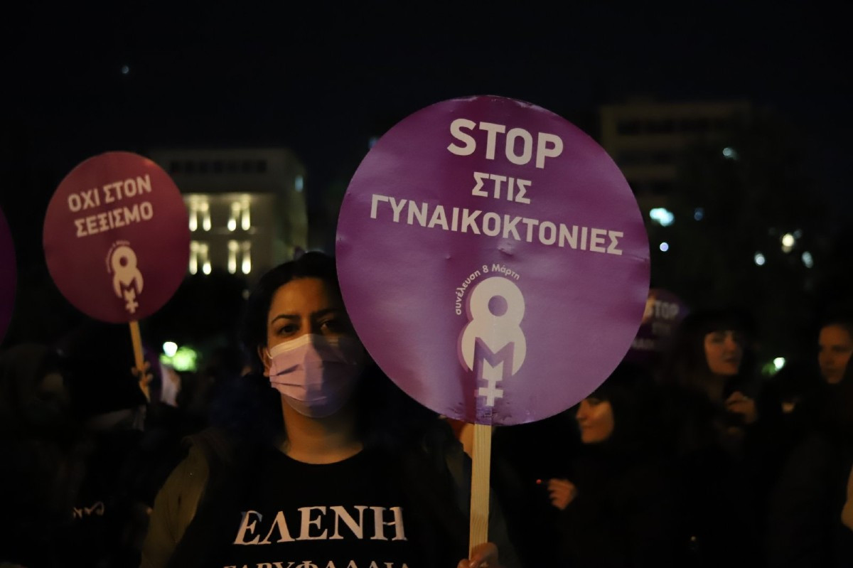 Παγκόσμια Ημέρα ενάντια στην βία κατά των γυναικών: Πορεία και ένα καθηλώτικο δρώμενο στο κέντρο της Αθήνας [Βίντεο και φωτογραφίες]