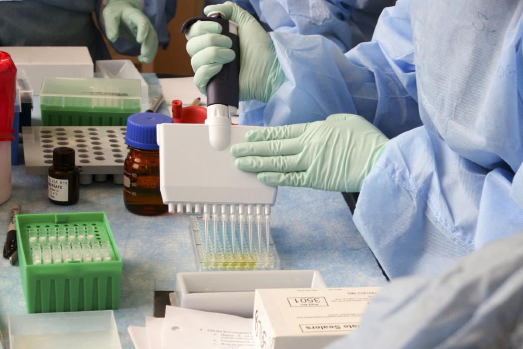 Guardian: Τι γνωρίζουμε για την μετάλλαξη ‘Ομικρον – Η ανθεκτικότητα της ανοσίας και οι νέες φόρμουλες των εμβολίων