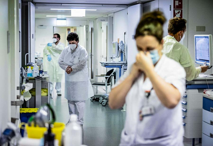 Νοσηλευτές από 28 χώρες εναντίον των «εγκληματιών του covid-19» που μπλοκάρουν την άρση της πατέντας εμβολίου
