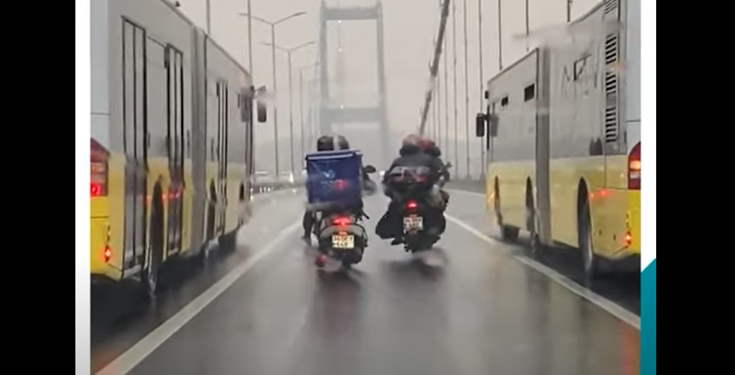 Κωνσταντινούπολη: «Κλοιός» προστασίας μοτοσικλετιστών από λεωφορεία λόγω κακοκαιρίας  [Βίντεο]