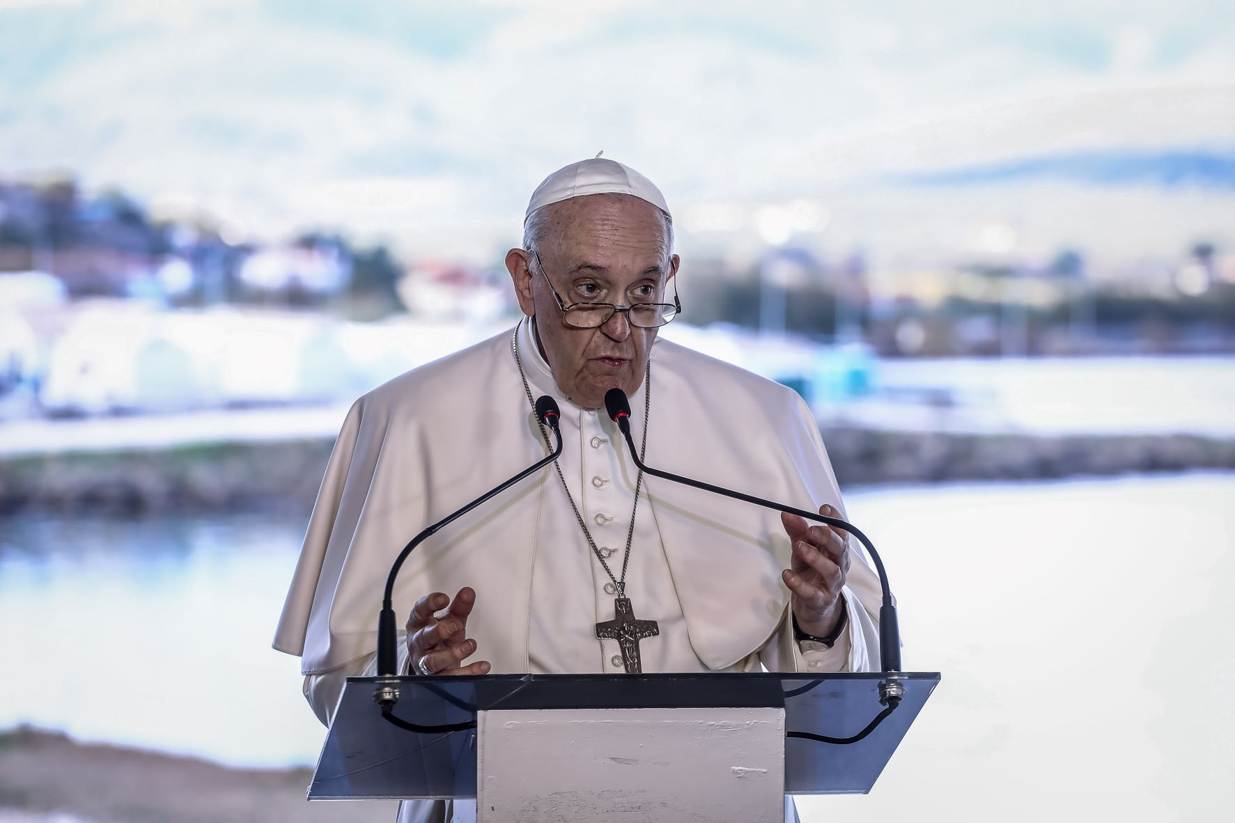 Ισχυρό μήνυμα του Πάπα Φραγκίσκου από τον προσφυγικό καταυλισμό στη Λέσβο: Με τους φτωχούς ενάντια στα τείχη