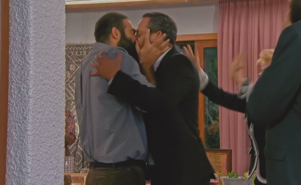 ΕΡΤ: Το φιλί μεταξύ του Πάρη και του Παναγιώτη αποθεώθηκε στο twitter – «Νέα εποχή στην κρατική τηλεόραση»