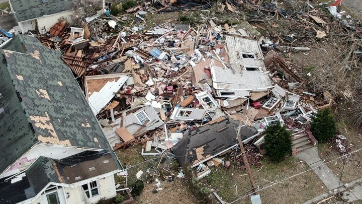 Εικόνες καταστροφής στο Κεντάκι: Φόβοι για πάνω από 100 νεκρούς από τους φονικούς ανεμοστρόβιλους