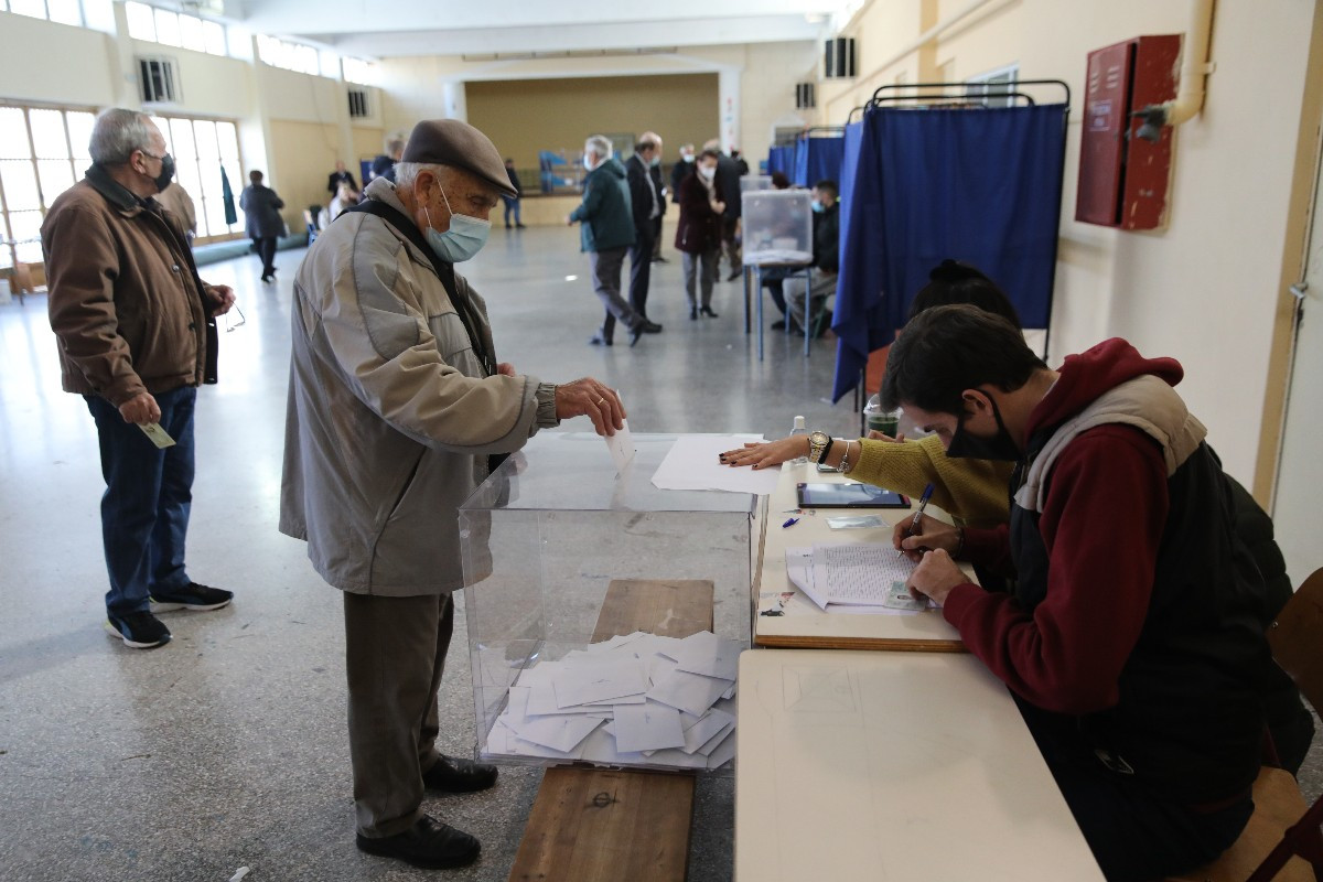 Εκλογές ΚΙΝΑΛ: Έκλεισαν οι κάλπες – Περίπου 206 χιλιάδες πολίτες ψήφισαν