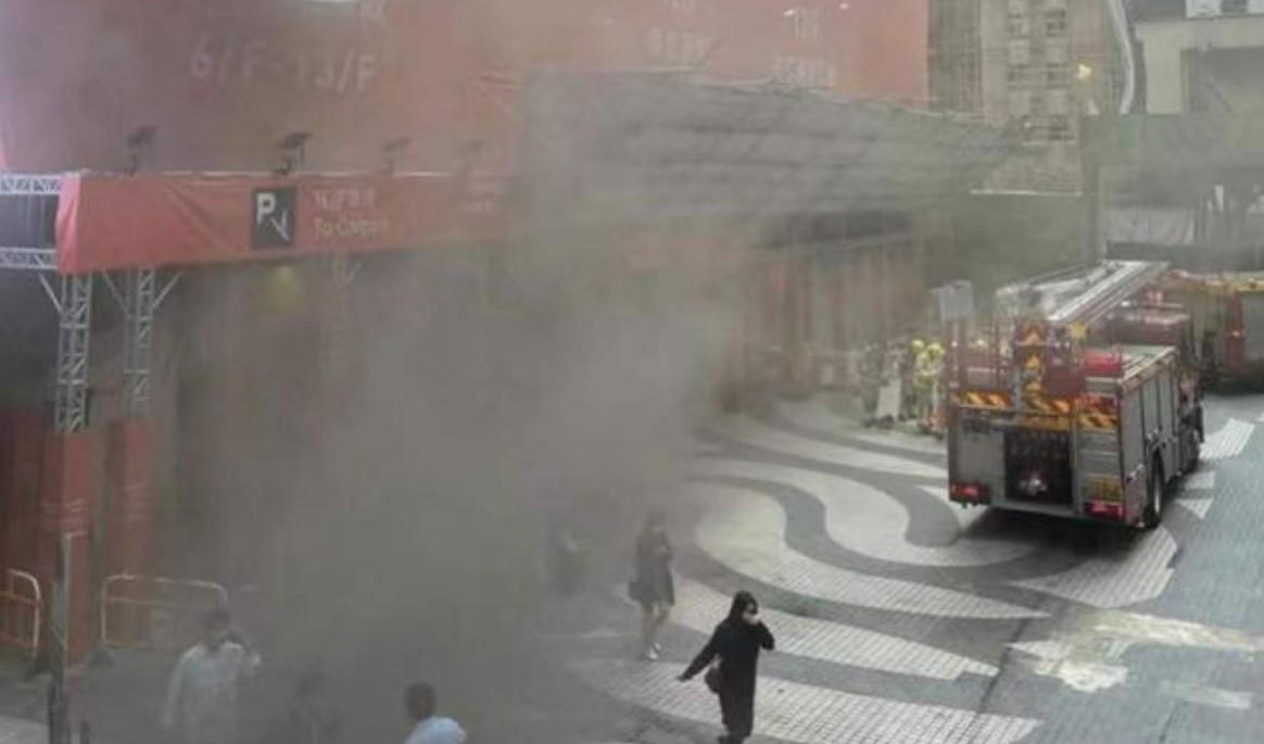 Χονγκ Κονγκ: Εκατοντάδες εγκλωβισμένοι από πυρκαγιά στο Παγκόσμιο Κέντρο Εμπορίου
