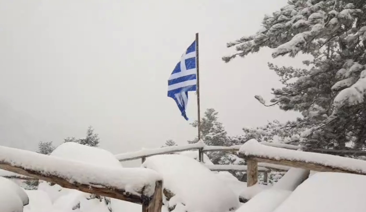 Χιόνια από την Πάρνηθα μέχρι την Εύβοια [Βίντεο + Φωτό]