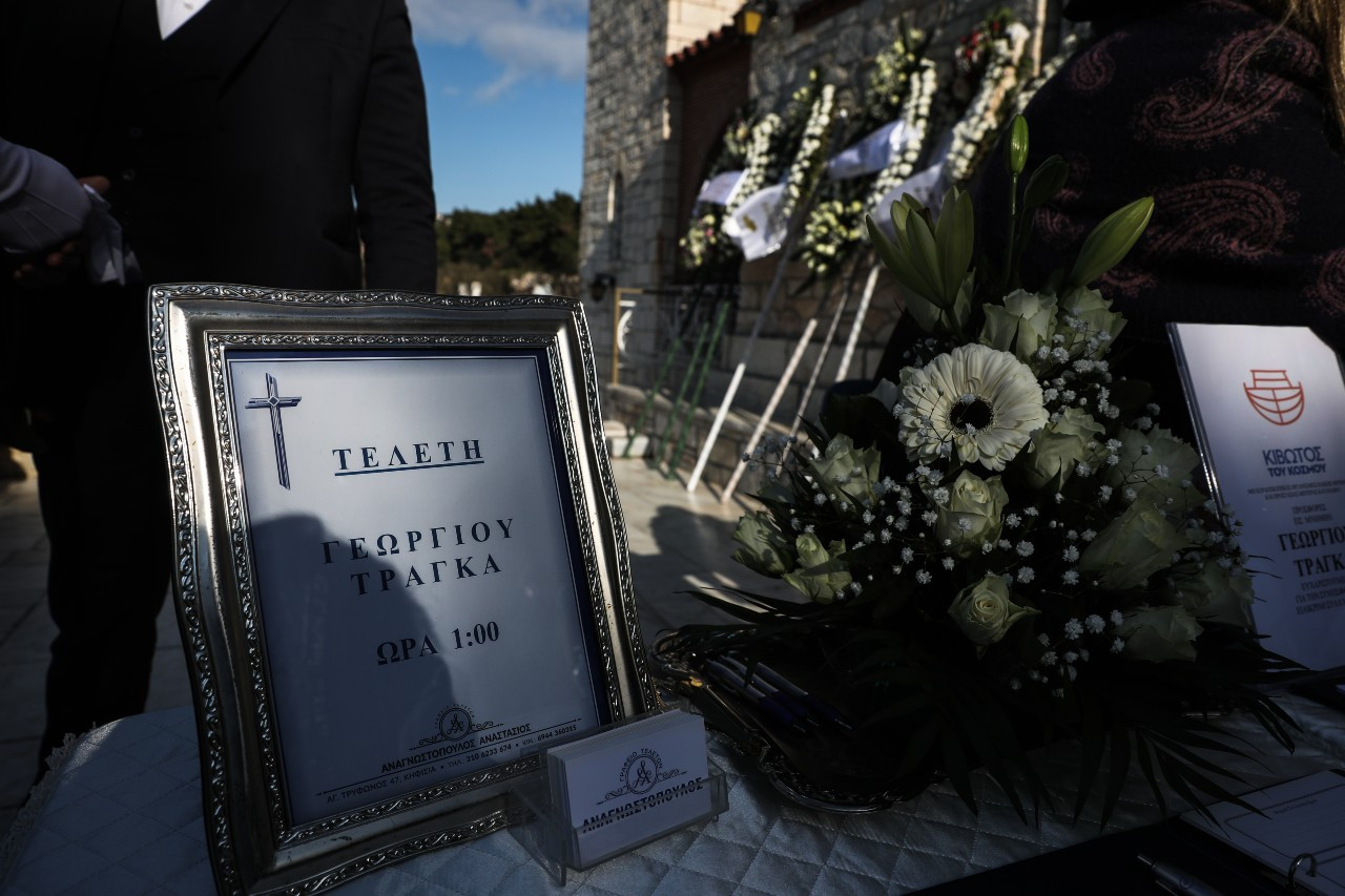Συγκίνηση και θλίψη στην κηδεία του Γιώργου Τράγκα [Βίντεο]