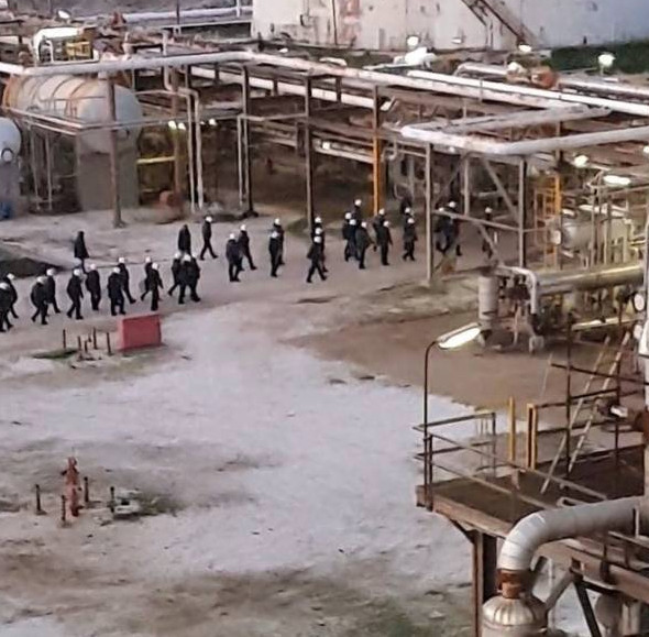 Kavala Oil: Εισβολή των ΜΑΤ στο εργοστάσιο – Προσαγωγές εργαζομένων [Βίντεο]