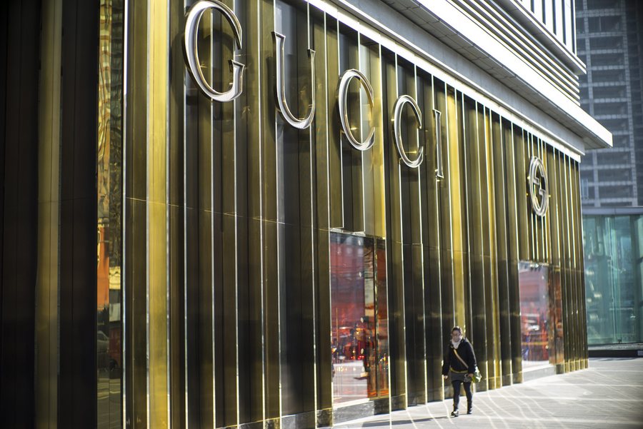 Οίκος Gucci: αλληλοεξόντωση με στυλ και στο βάθος… καρχαρίες