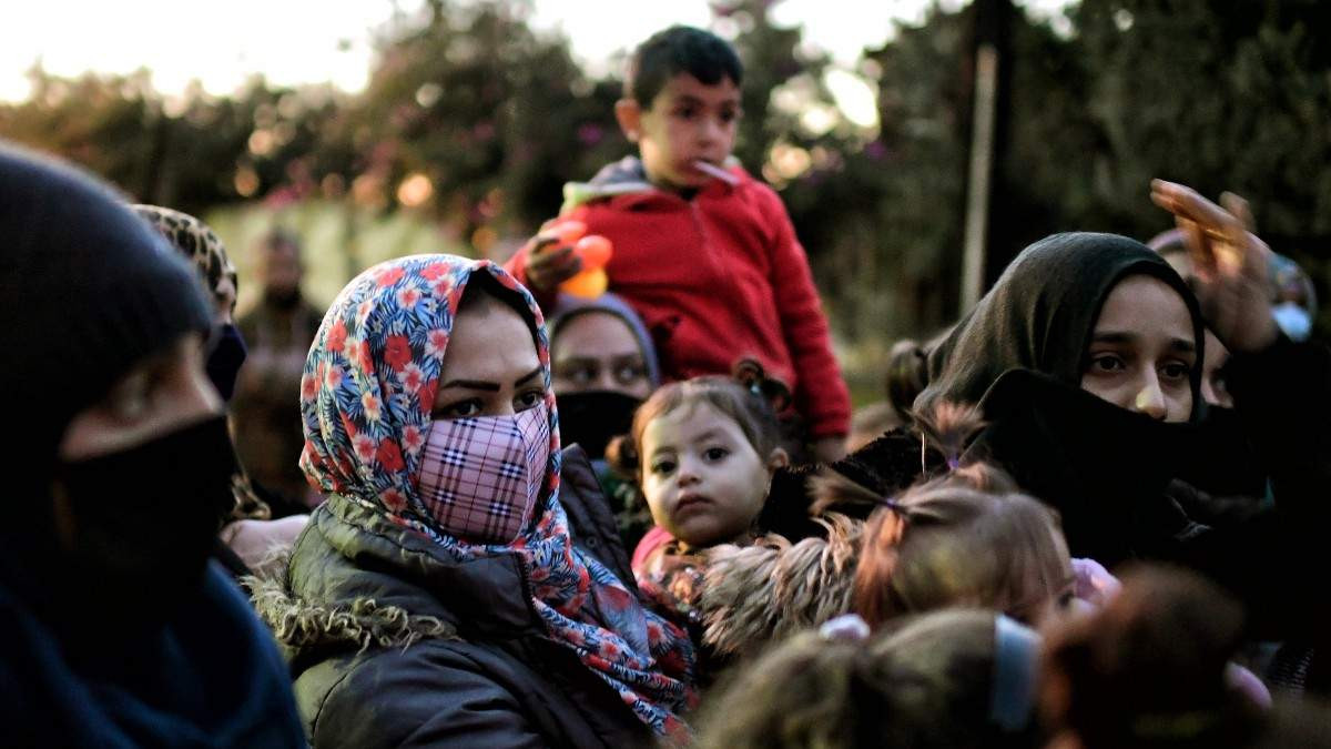 EUobserver: Απάνθρωπες οι συνθήκες στους προσφυγικούς καταυλισμούς στην Ελλάδα – Δεν έχουν ούτε να φάνε