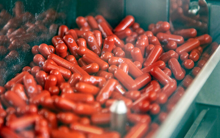 Οι ΗΠΑ ενέκριναν για επείγουσα χρήση το χάπι της Pfizer