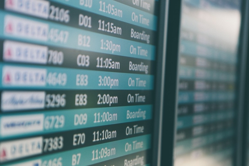 «Μέρες 2020» στις αερομεταφορές: Μαζικές ακυρώσεις πτήσεων λόγω της μετάλλαξης Όμικρον