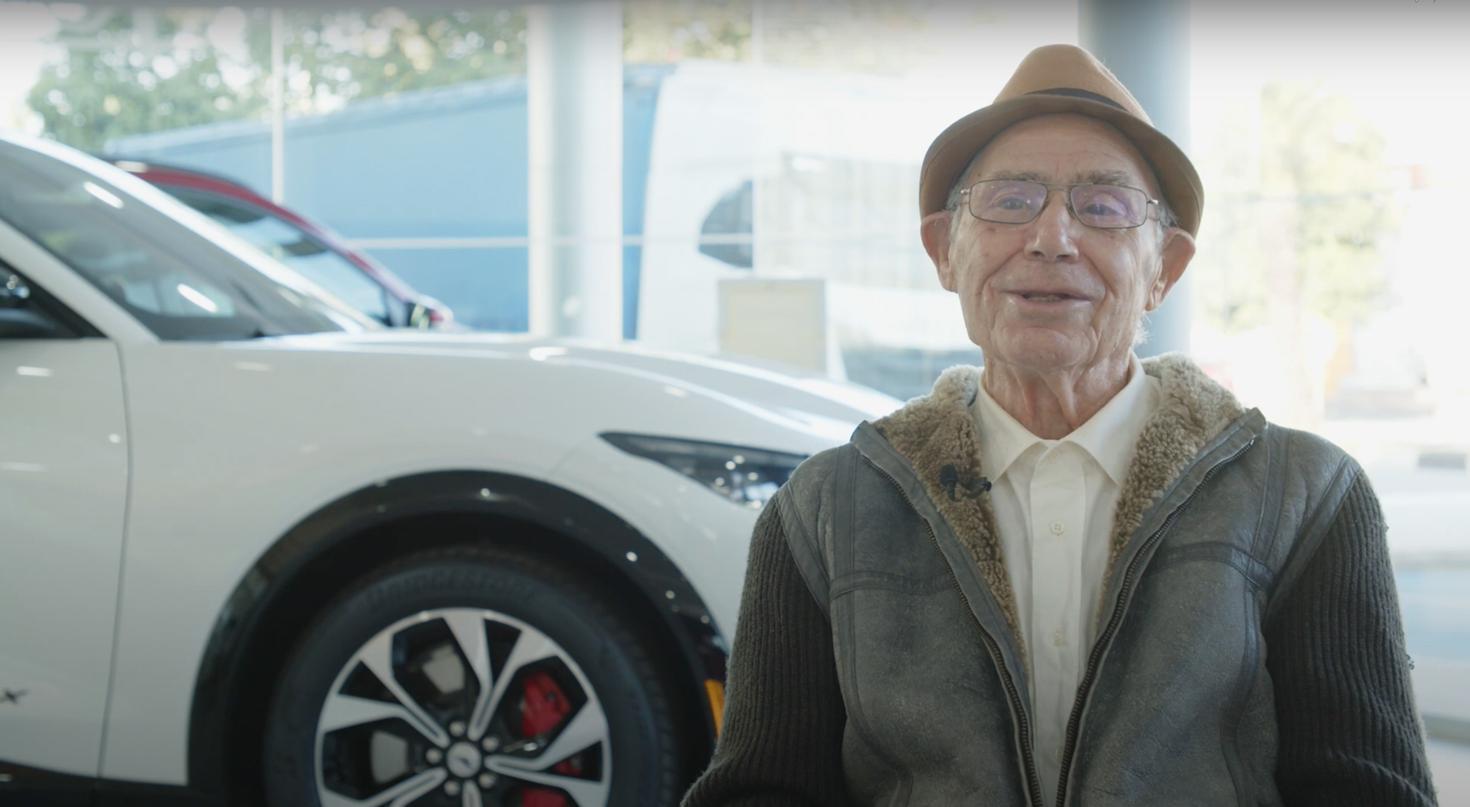 Ο 87-χρονος που αγόρασε ηλεκτρικό αυτοκίνητο με «καυτές» επιδόσεις