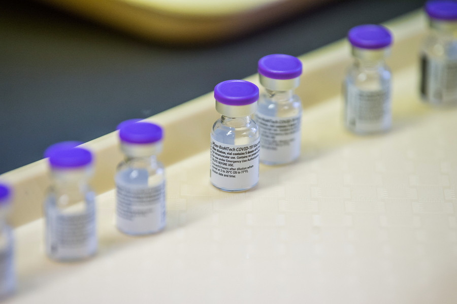 Για κενά στις παραδόσεις των εμβολίων προειδοποιεί η BioNTech