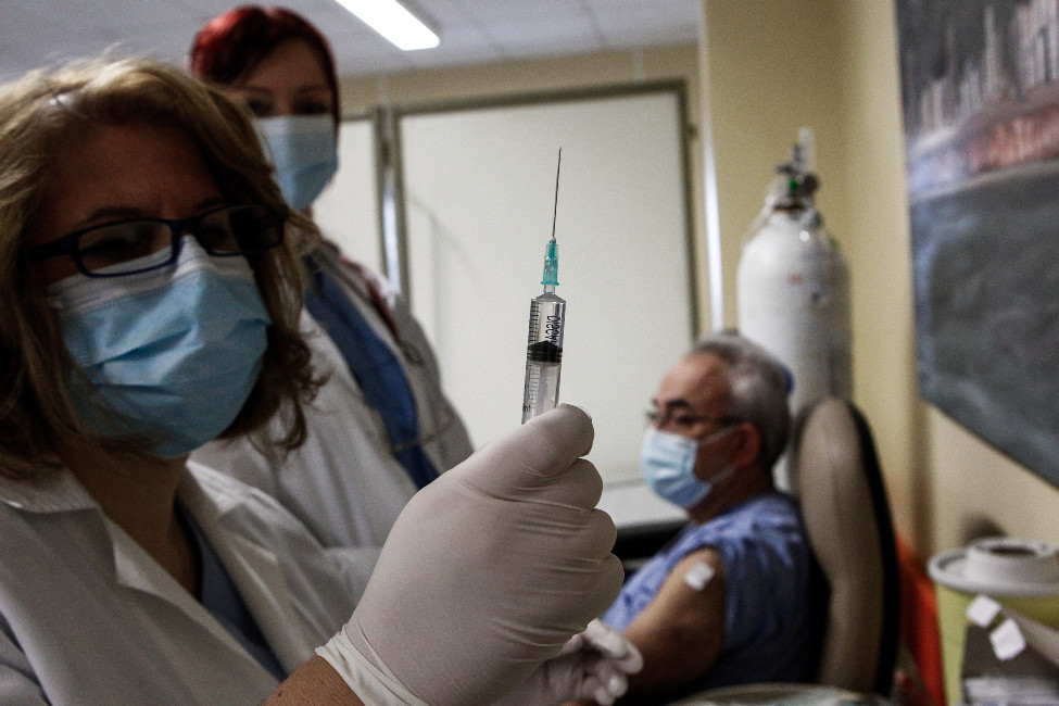 Πληθαίνουν οι καταγγελίες για τις αιφνιδιαστικές ακυρώσεις εμβολιασμών σε υγειονομικούς