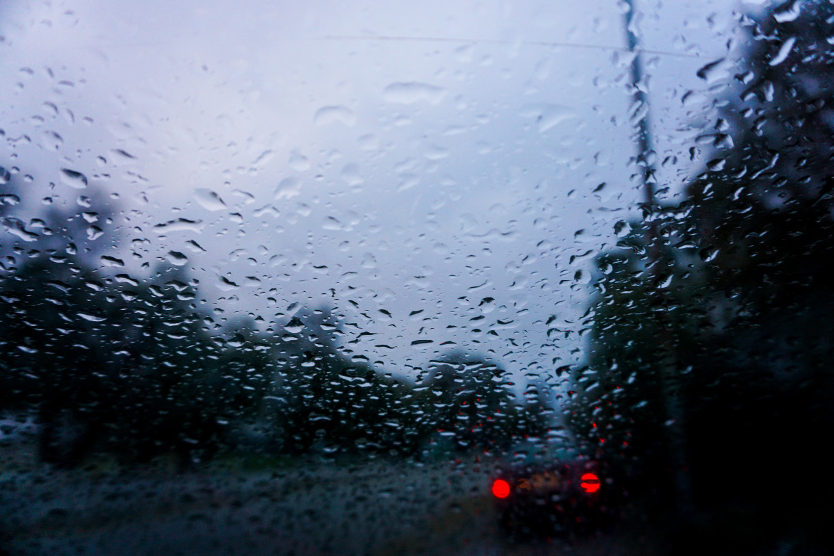 Επιδείνωση του καιρού με βροχές, τοπικές καταιγίδες και μεταφορά σκόνης